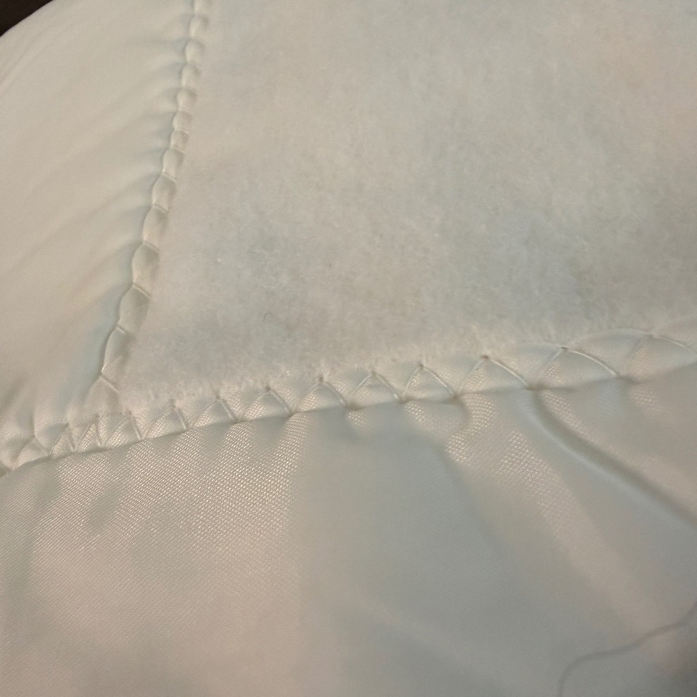 Vintage Quiltex White Satin Trim Baby Blanket ILGWU Union Made 36x50 - Picture 8 of 8